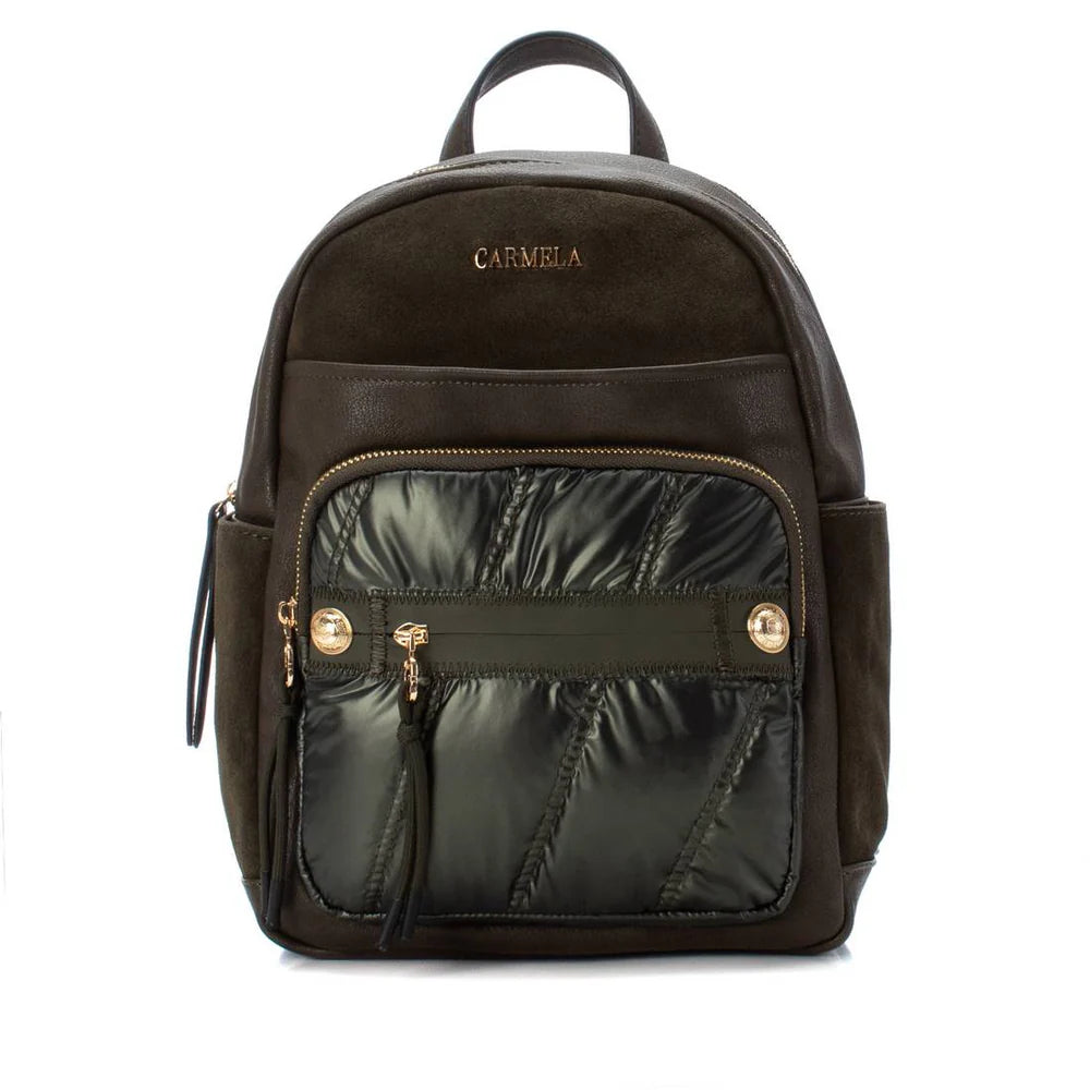 Esta mochila é a combinação perfeita de praticidade e estilo moderno.
Com design sofisticado, mistura diferentes texturas de forma harmoniosa, destacando um bolso frontal acolchoado com acabamento brilhante que confere um toque de glamour ao modelo.