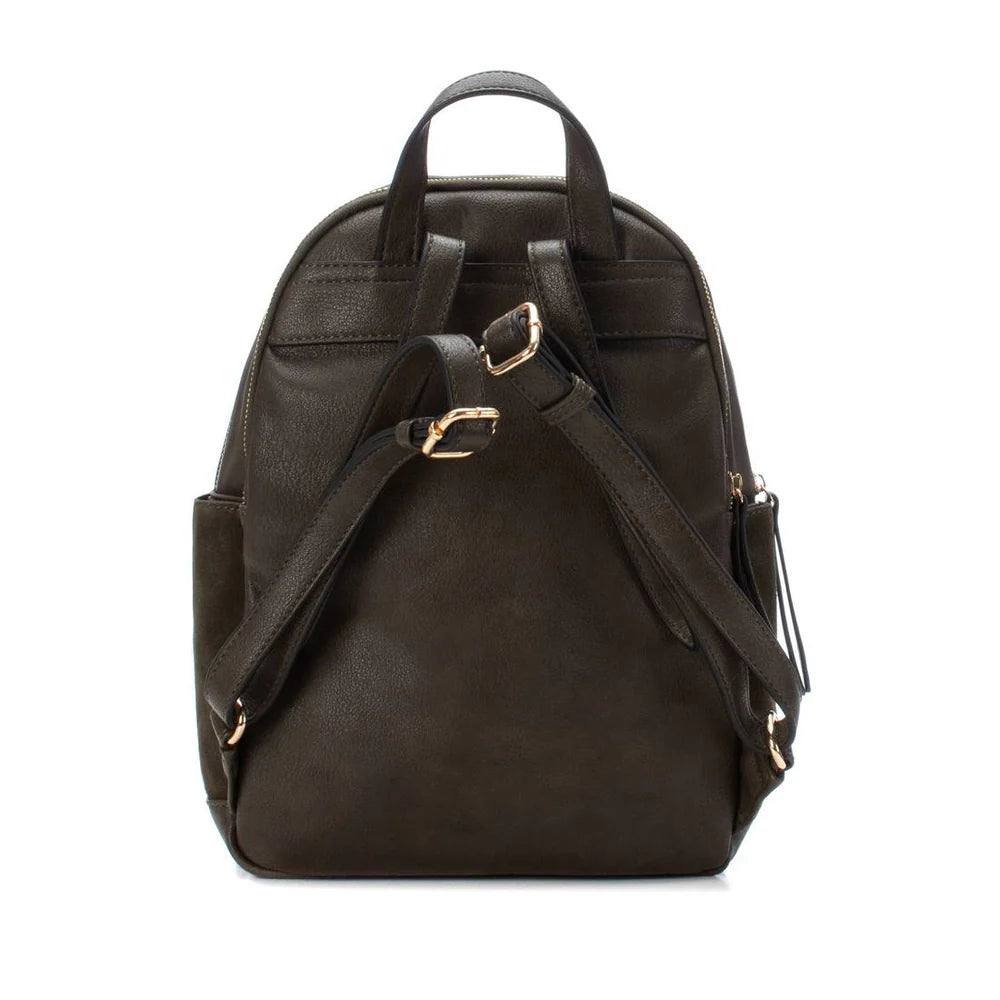 Esta mochila é a combinação perfeita de praticidade e estilo moderno.
Com design sofisticado, mistura diferentes texturas de forma harmoniosa, destacando um bolso frontal acolchoado com acabamento brilhante que confere um toque de glamour ao modelo.