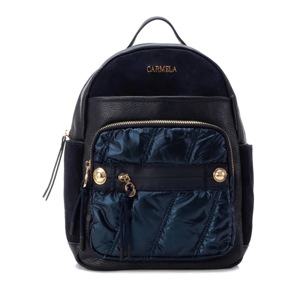 Esta mochila é a combinação perfeita de praticidade e estilo moderno.
Com design sofisticado, mistura diferentes texturas de forma harmoniosa, destacando um bolso frontal acolchoado com acabamento brilhante que confere um toque de glamour ao modelo.