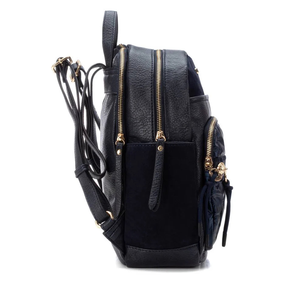 Esta mochila é a combinação perfeita de praticidade e estilo moderno.
Com design sofisticado, mistura diferentes texturas de forma harmoniosa, destacando um bolso frontal acolchoado com acabamento brilhante que confere um toque de glamour ao modelo.