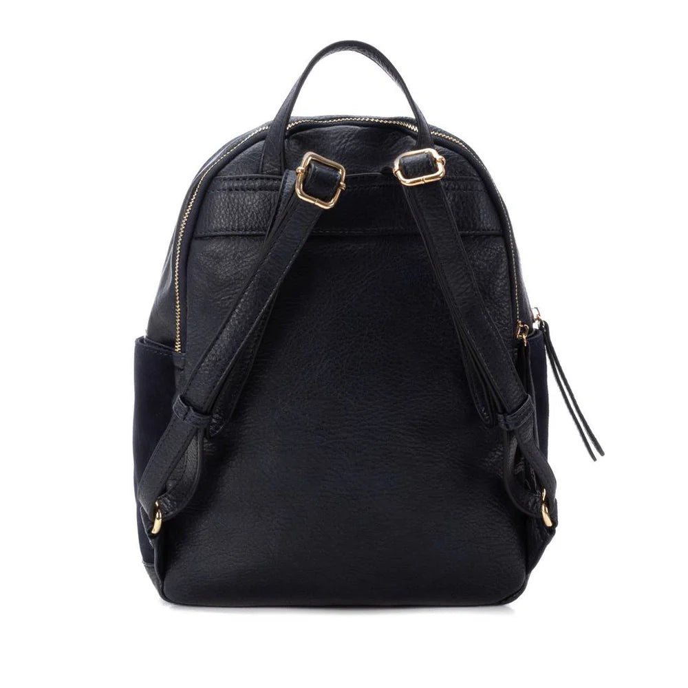 Esta mochila é a combinação perfeita de praticidade e estilo moderno.
Com design sofisticado, mistura diferentes texturas de forma harmoniosa, destacando um bolso frontal acolchoado com acabamento brilhante que confere um toque de glamour ao modelo.