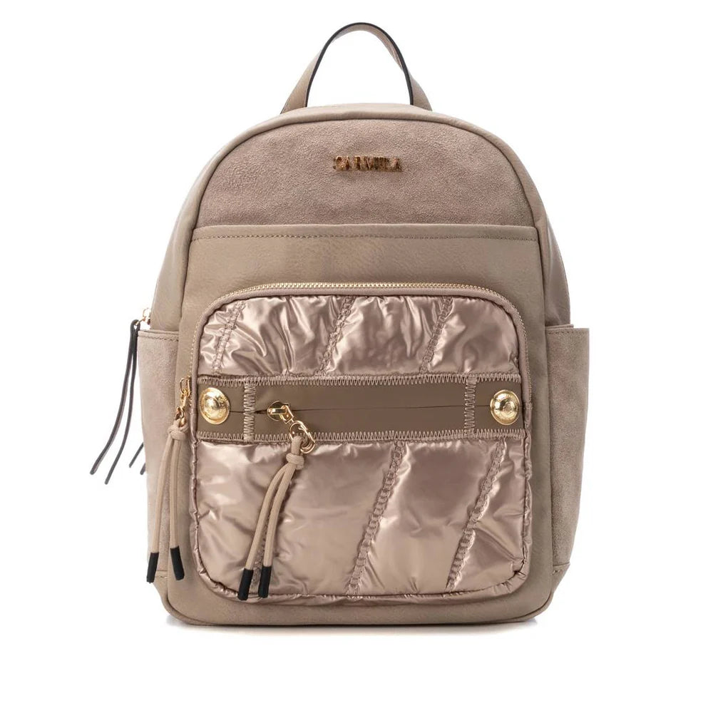 Esta mochila é a combinação perfeita de praticidade e estilo moderno.
Com design sofisticado, mistura diferentes texturas de forma harmoniosa, destacando um bolso frontal acolchoado com acabamento brilhante que confere um toque de glamour ao modelo.