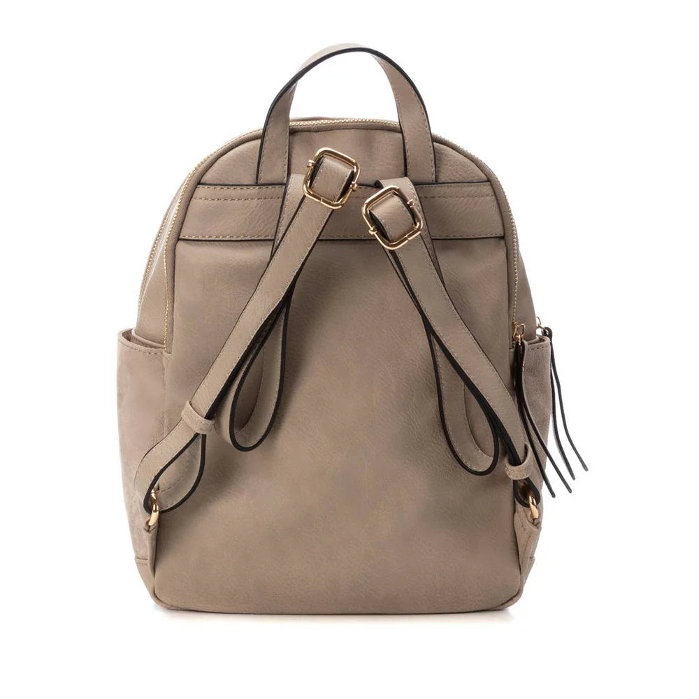 Esta mochila é a combinação perfeita de praticidade e estilo moderno.
Com design sofisticado, mistura diferentes texturas de forma harmoniosa, destacando um bolso frontal acolchoado com acabamento brilhante que confere um toque de glamour ao modelo.