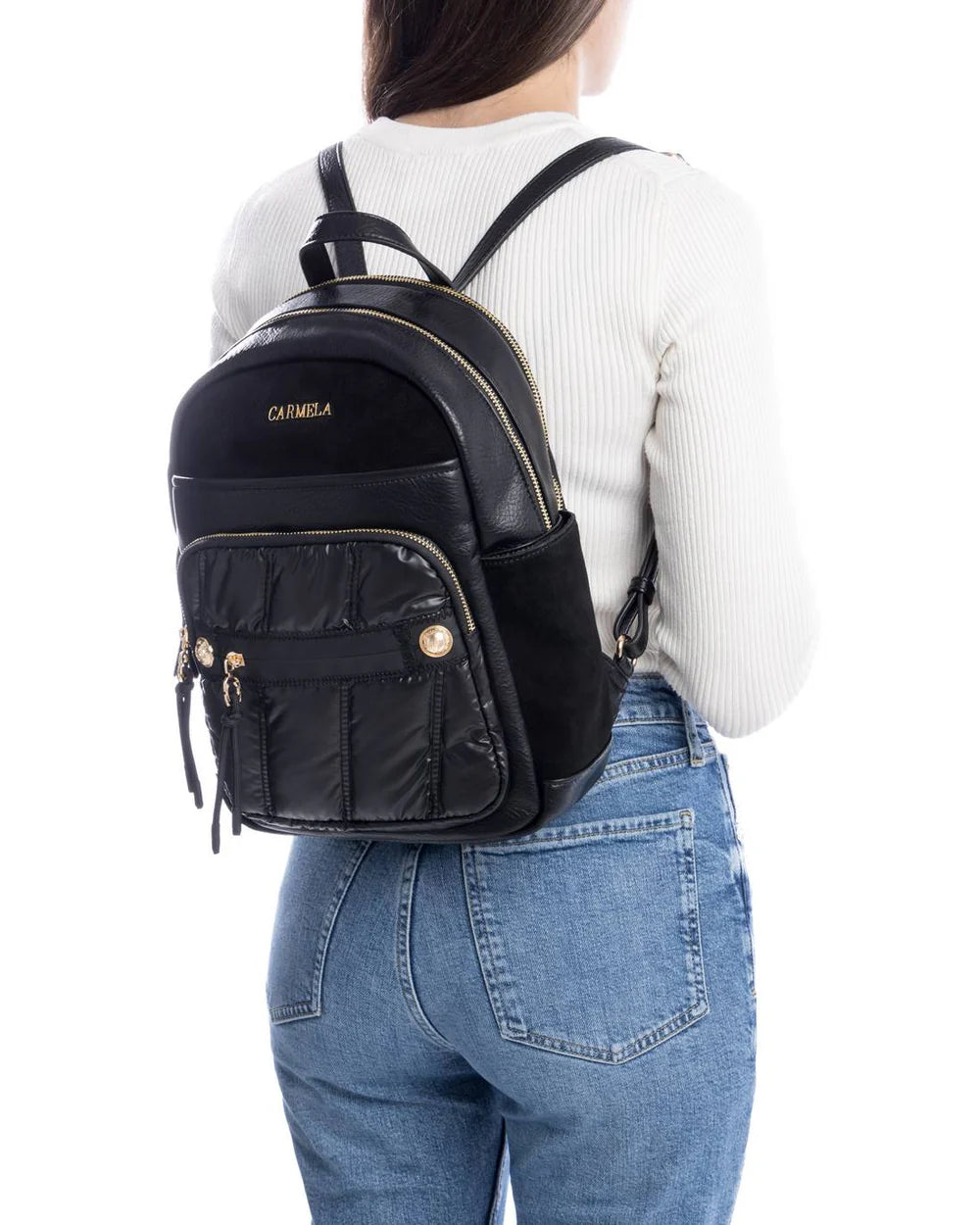 Esta mochila é a combinação perfeita de praticidade e estilo moderno.
Com design sofisticado, mistura diferentes texturas de forma harmoniosa, destacando um bolso frontal acolchoado com acabamento brilhante que confere um toque de glamour ao modelo.
