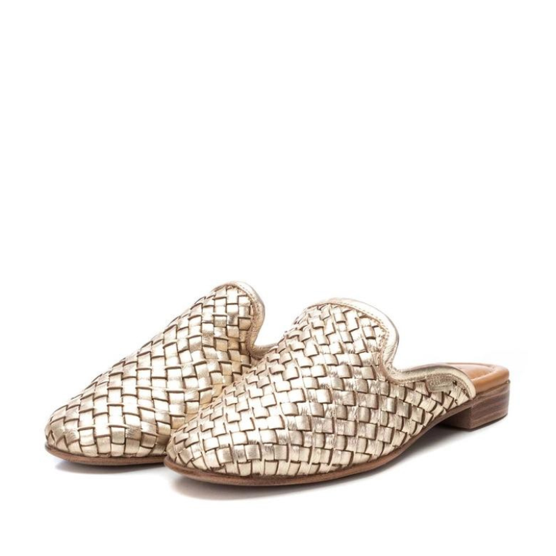 Estas mules em pele, oferecem o equilíbrio perfeito entre sofisticação e conforto. Com sola antiderrapante que garante segurança e estabilidade em todas as superfícies, permitindo que caminhe com confiança em qualquer lugar. Seja no trabalho ou nos momentos de lazer, este modelo é a escolha perfeita para a mulher moderna que valoriza qualidade, estilo e praticidade. Experimente o conforto e a sofisticação desta mule e faça uma declaração de moda onde quer que vá.