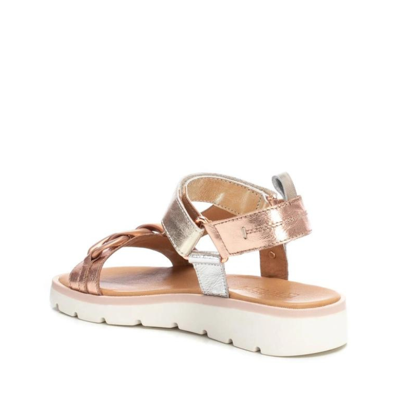 Elegante e confortável, esta sandália destaca-se em qualquer ocasião. Fabricada em couro de alta qualidade com um acabamento metálico exuberante, esta sandália é uma expressão de luxo e estilo refinado. O seu design em forma de T, com fecho de tira adesiva, proporciona um ajuste seguro e personalizado, enquanto a corrente decorativa adiciona um toque de sofisticação ao modelo.