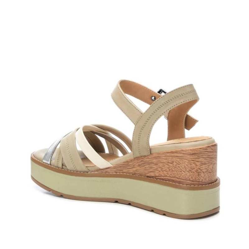 Com um design elegante e contemporâneo, esta sandália apresenta alças cruzadas que adicionam um toque de sofisticação ao seu visual. O fecho da tira com fivela no tornozelo proporciona um ajuste personalizado, enquanto a cunha com plataforma frontal oferece conforto adicional. Com sola antiderrapante, esta sandália garante segurança e estabilidade em cada passo.