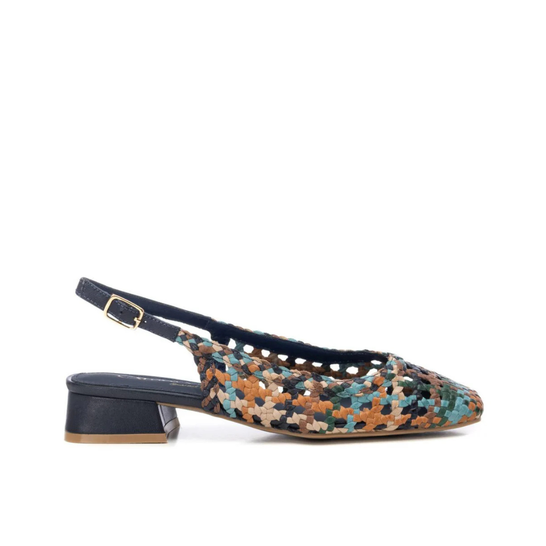 Estas elegantes sandálias slingback combinam sofisticação e conforto num design único.
Feitas em material entrançado multicolorido, oferecem um toque artesanal e moderno ao mesmo tempo. O salto baixo em bloco proporciona estabilidade e comodidade para o uso diário, enquanto a tira ajustável no tornozelo garante um ajuste perfeito.