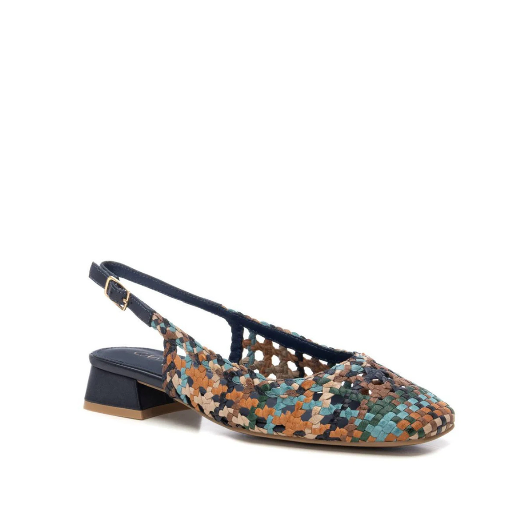 Estas elegantes sandálias slingback combinam sofisticação e conforto num design único.
Feitas em material entrançado multicolorido, oferecem um toque artesanal e moderno ao mesmo tempo. O salto baixo em bloco proporciona estabilidade e comodidade para o uso diário, enquanto a tira ajustável no tornozelo garante um ajuste perfeito.