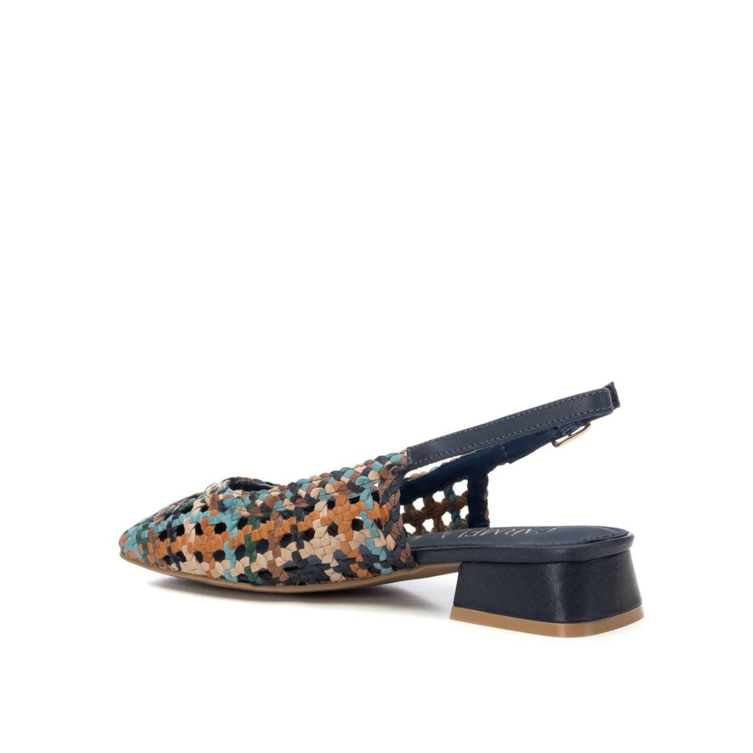 Estas elegantes sandálias slingback combinam sofisticação e conforto num design único.
Feitas em material entrançado multicolorido, oferecem um toque artesanal e moderno ao mesmo tempo. O salto baixo em bloco proporciona estabilidade e comodidade para o uso diário, enquanto a tira ajustável no tornozelo garante um ajuste perfeito.
