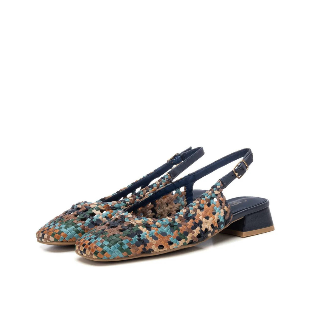 Estas elegantes sandálias slingback combinam sofisticação e conforto num design único.
Feitas em material entrançado multicolorido, oferecem um toque artesanal e moderno ao mesmo tempo. O salto baixo em bloco proporciona estabilidade e comodidade para o uso diário, enquanto a tira ajustável no tornozelo garante um ajuste perfeito.