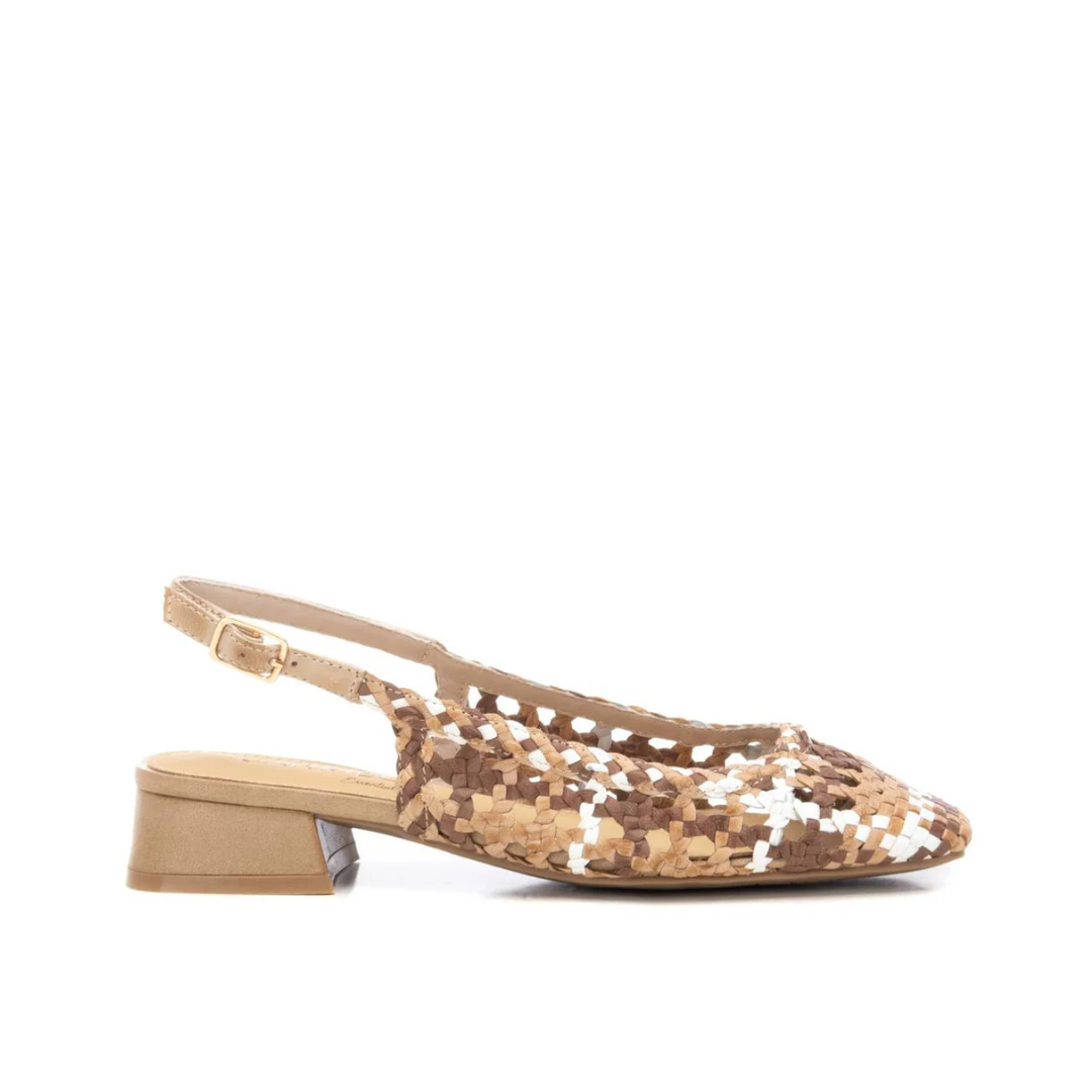 Estas elegantes sandálias slingback combinam sofisticação e conforto num design único.
Feitas em material entrançado multicolorido, oferecem um toque artesanal e moderno ao mesmo tempo. O salto baixo em bloco proporciona estabilidade e comodidade para o uso diário, enquanto a tira ajustável no tornozelo garante um ajuste perfeito.