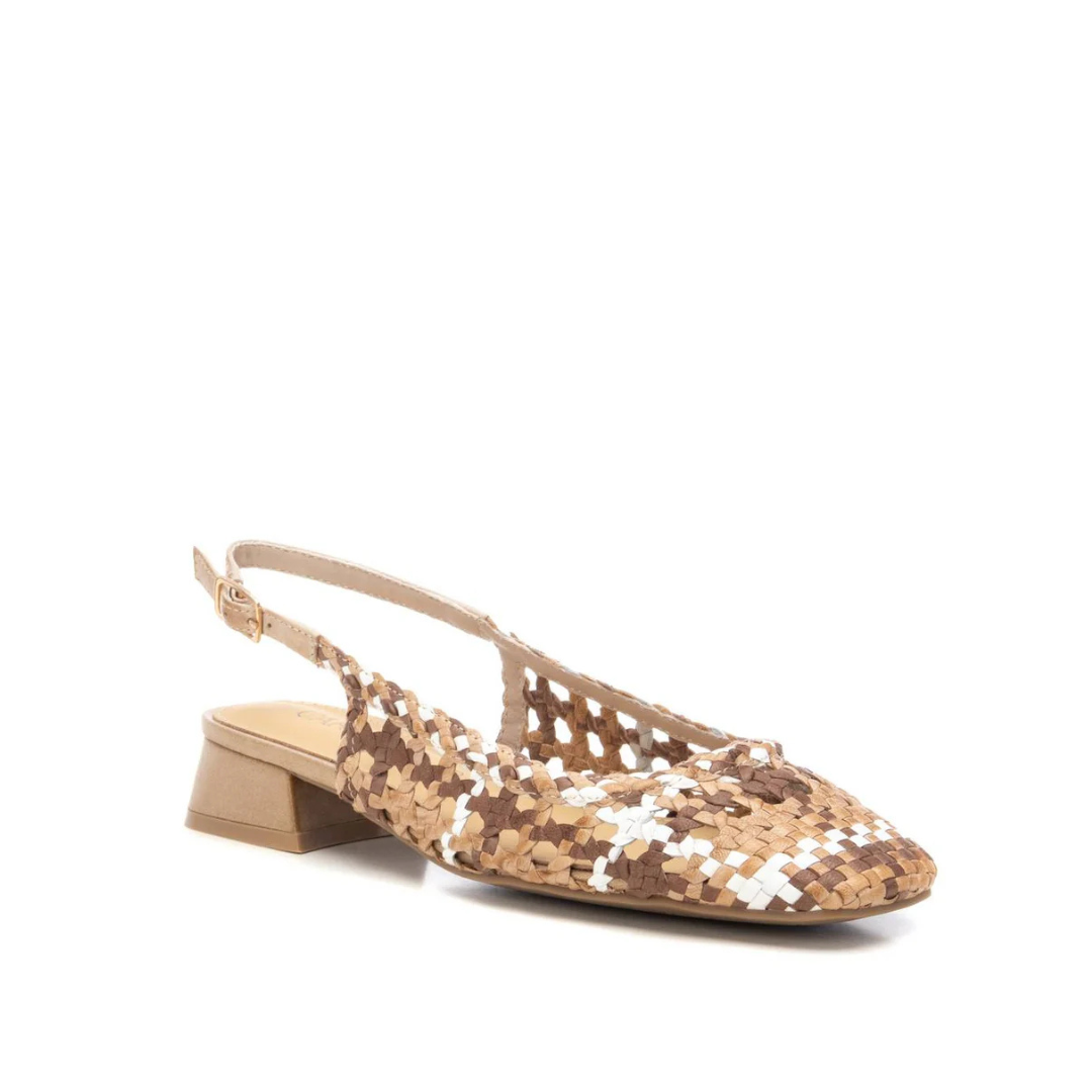 Estas elegantes sandálias slingback combinam sofisticação e conforto num design único.
Feitas em material entrançado multicolorido, oferecem um toque artesanal e moderno ao mesmo tempo. O salto baixo em bloco proporciona estabilidade e comodidade para o uso diário, enquanto a tira ajustável no tornozelo garante um ajuste perfeito.