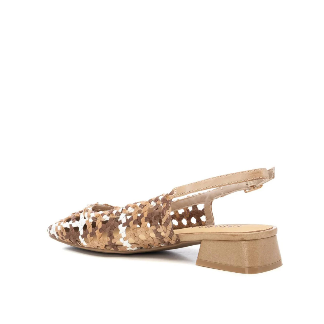 Estas elegantes sandálias slingback combinam sofisticação e conforto num design único.
Feitas em material entrançado multicolorido, oferecem um toque artesanal e moderno ao mesmo tempo. O salto baixo em bloco proporciona estabilidade e comodidade para o uso diário, enquanto a tira ajustável no tornozelo garante um ajuste perfeito.