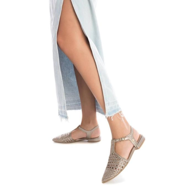 Estas sandálias são uma combinação perfeita de elegância e estilo contemporâneo. Fabricadas em couro de alta qualidade com um acabamento metálico, estas sandálias destacam-se pela sua sofisticação e charme. O fecho da alça do tornozelo com fivela adiciona um toque de delicadeza e permite um ajuste personalizado, enquanto a sola de borracha antiderrapante oferece segurança e estabilidade em cada passo.
