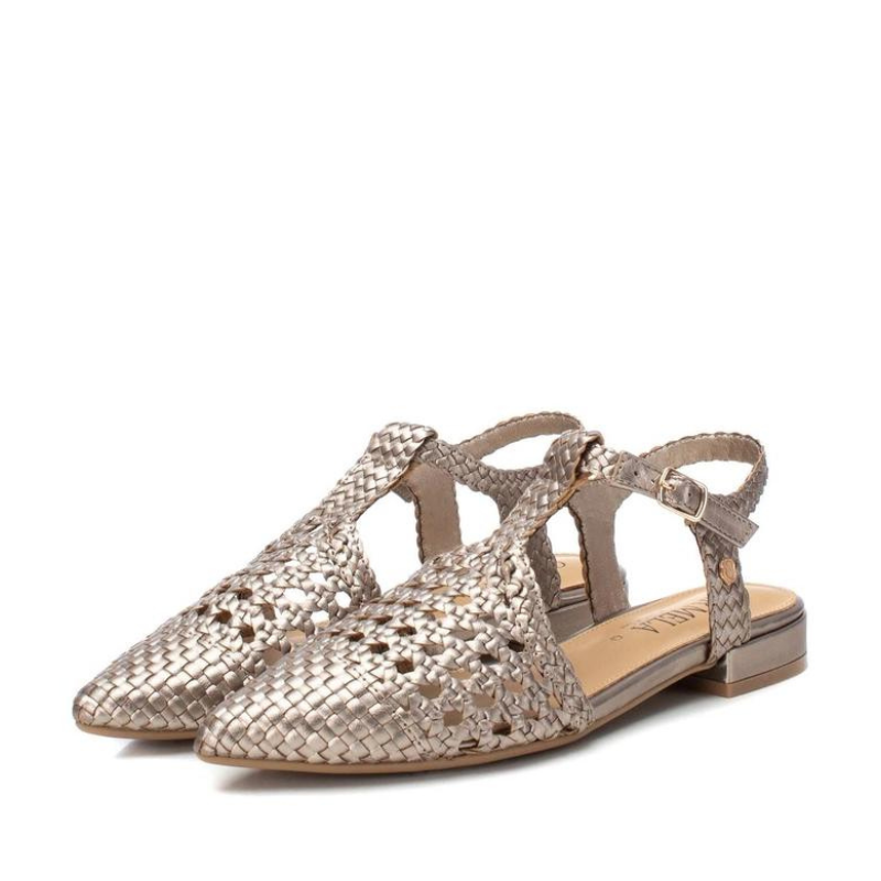 Estas sandálias são uma combinação perfeita de elegância e estilo contemporâneo. Fabricadas em couro de alta qualidade com um acabamento metálico, estas sandálias destacam-se pela sua sofisticação e charme. O fecho da alça do tornozelo com fivela adiciona um toque de delicadeza e permite um ajuste personalizado, enquanto a sola de borracha antiderrapante oferece segurança e estabilidade em cada passo.
