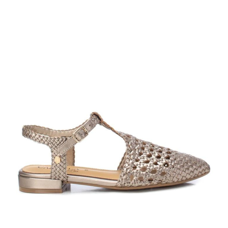 Estas sandálias são uma combinação perfeita de elegância e estilo contemporâneo. Fabricadas em couro de alta qualidade com um acabamento metálico, estas sandálias destacam-se pela sua sofisticação e charme. O fecho da alça do tornozelo com fivela adiciona um toque de delicadeza e permite um ajuste personalizado, enquanto a sola de borracha antiderrapante oferece segurança e estabilidade em cada passo.