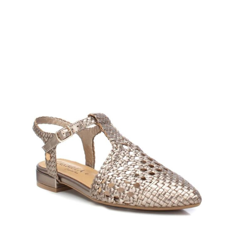 Estas sandálias são uma combinação perfeita de elegância e estilo contemporâneo. Fabricadas em couro de alta qualidade com um acabamento metálico, estas sandálias destacam-se pela sua sofisticação e charme. O fecho da alça do tornozelo com fivela adiciona um toque de delicadeza e permite um ajuste personalizado, enquanto a sola de borracha antiderrapante oferece segurança e estabilidade em cada passo.