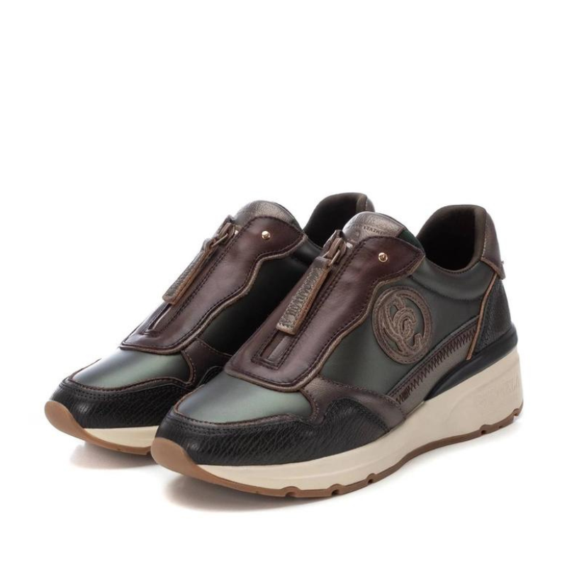 Moderna e confortável, esta sapatilha de cunha da Carmela combina estilo e praticidade.
Com um design desportivo em tons de verde kaki e detalhes em couro, oferece um visual casual, ideal para o dia a dia. O fecho frontal facilita o calçar e o ajuste, enquanto a sola leve e com elevação proporciona conforto extra e suporte.