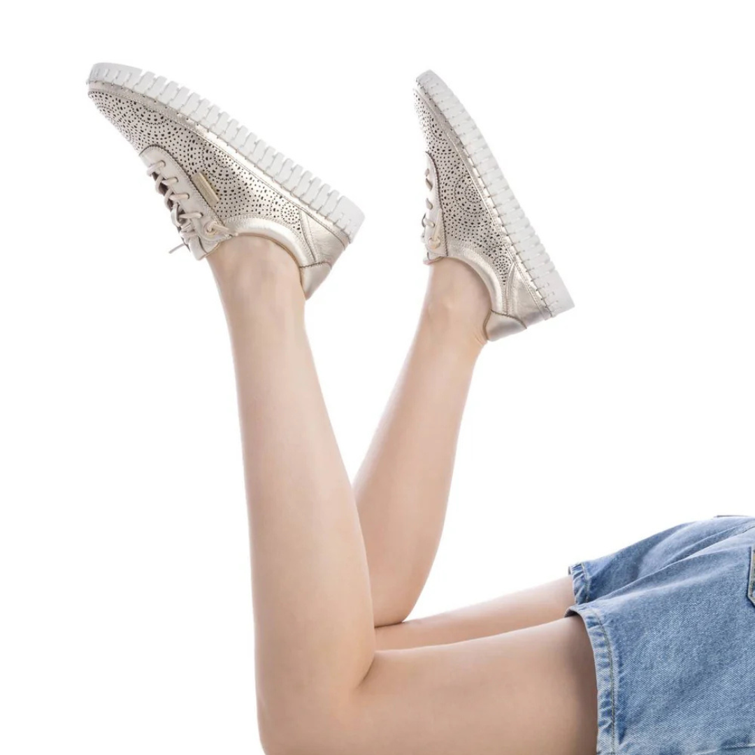 Leves, confortáveis e cheias de estilo, estas sapatilhas são perfeitas para quem procura elegância e praticidade no dia a dia. Com um design moderno e acabamento em tom dourado suave, esse modelo traz sofisticação sem abrir mão do conforto.