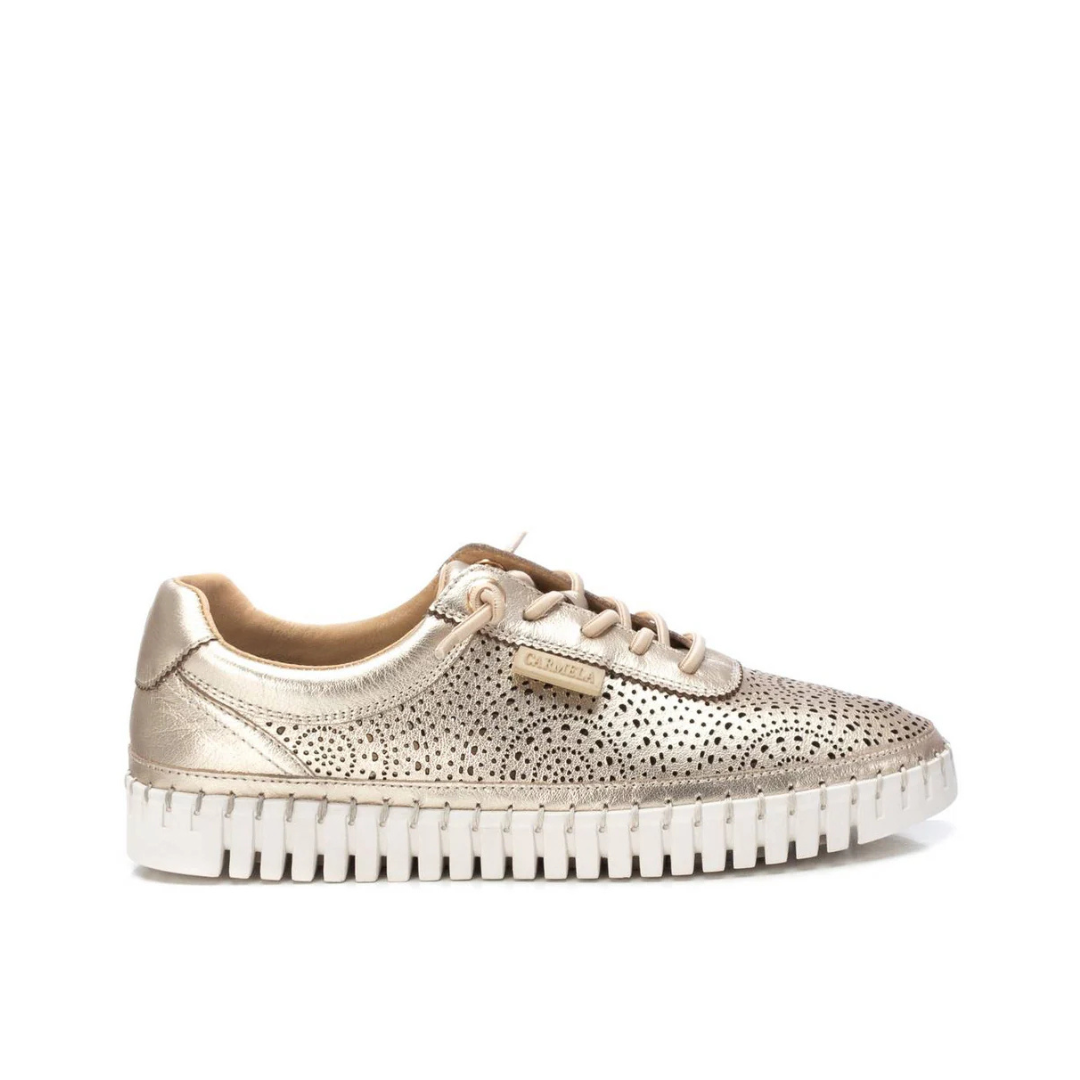 Leves, confortáveis e cheias de estilo, estas sapatilhas são perfeitas para quem procura elegância e praticidade no dia a dia. Com um design moderno e acabamento em tom dourado suave, esse modelo traz sofisticação sem abrir mão do conforto.
