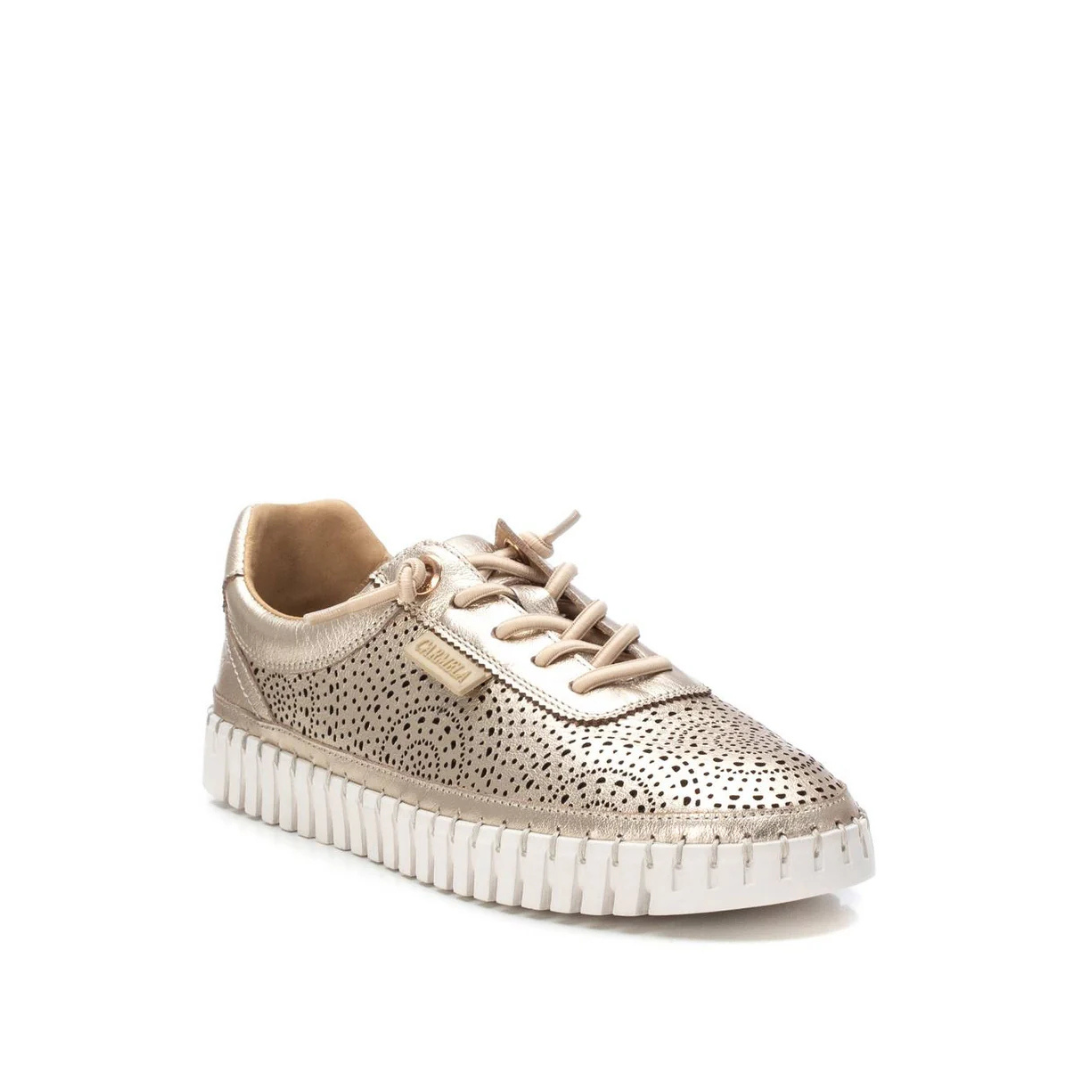 Leves, confortáveis e cheias de estilo, estas sapatilhas são perfeitas para quem procura elegância e praticidade no dia a dia. Com um design moderno e acabamento em tom dourado suave, esse modelo traz sofisticação sem abrir mão do conforto.