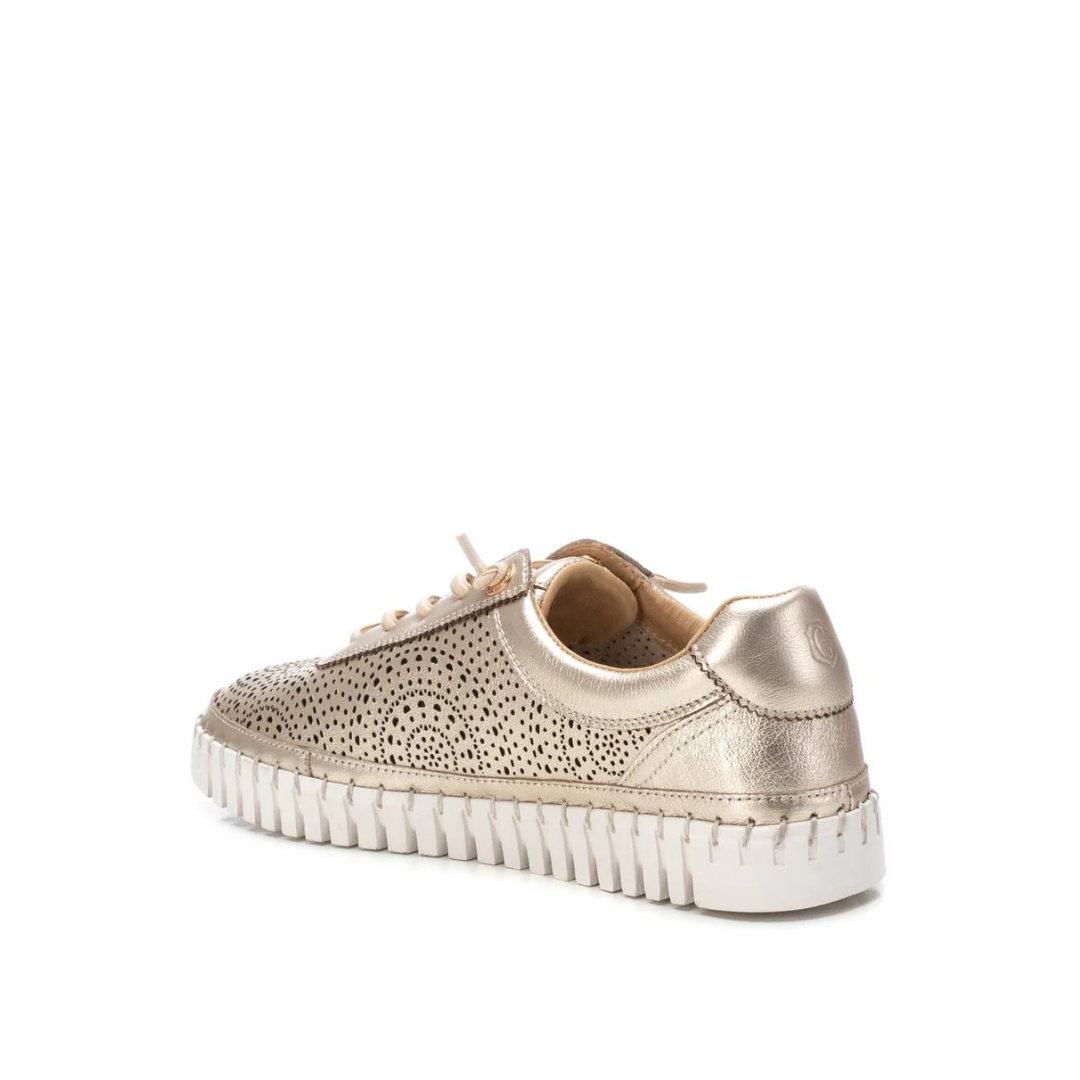 Leves, confortáveis e cheias de estilo, estas sapatilhas são perfeitas para quem procura elegância e praticidade no dia a dia. Com um design moderno e acabamento em tom dourado suave, esse modelo traz sofisticação sem abrir mão do conforto.