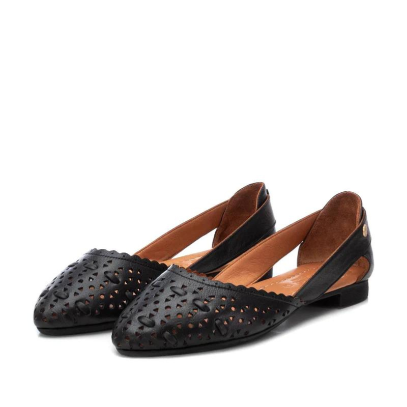 Este sapato combina estilo, conforto e qualidade, sendo uma escolha versátil e elegante para diversas ocasiões, desde o dia a dia até eventos mais formais. Fabricado em couro, oferece durabilidade e conforto, já a sola de borracha antiderrapante proporciona estabilidade e segurança ao caminhar em diferentes tipos de superfícies, garantindo passos firmes e seguros. Os cortes decorativos adicionam um charme extra e as alças laterais oferecem suporte adicional e garantem um ajuste confortável ao pé.