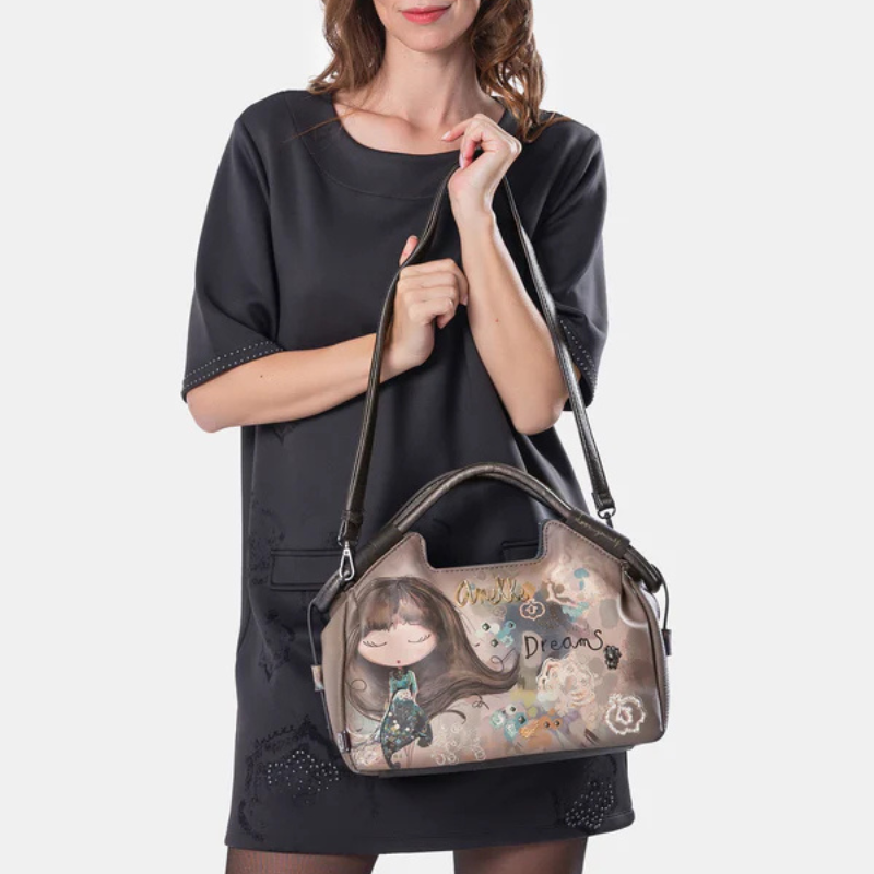 A carteira Bowling Real combina estilo, funcionalidade e um toque artístico único.
Com um design estruturado e alças reforçadas, é perfeita para o dia a dia, oferecendo conforto e praticidade. O seu visual encantador apresenta ilustrações delicadas e detalhes criativos, tornando-a uma peça marcante e versátil.