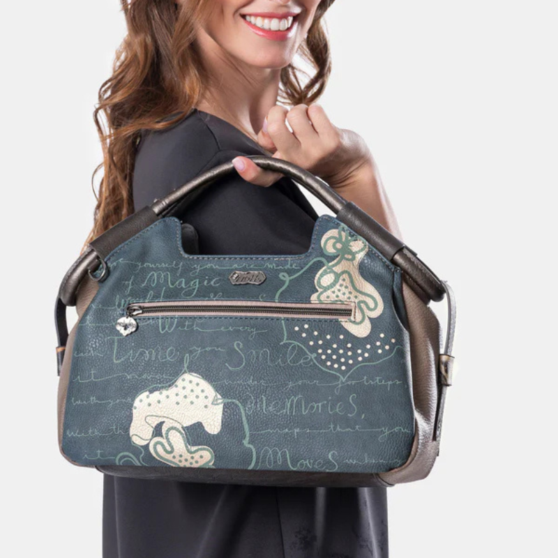 A carteira Bowling Real combina estilo, funcionalidade e um toque artístico único.
Com um design estruturado e alças reforçadas, é perfeita para o dia a dia, oferecendo conforto e praticidade. O seu visual encantador apresenta ilustrações delicadas e detalhes criativos, tornando-a uma peça marcante e versátil.