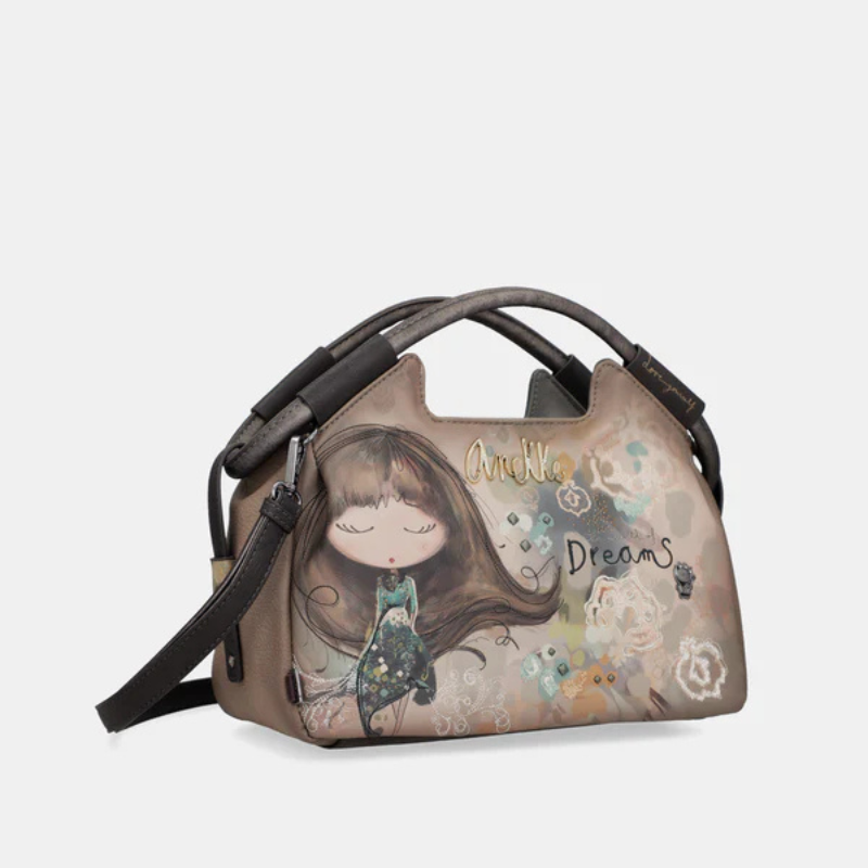 A carteira Bowling Real combina estilo, funcionalidade e um toque artístico único.
Com um design estruturado e alças reforçadas, é perfeita para o dia a dia, oferecendo conforto e praticidade. O seu visual encantador apresenta ilustrações delicadas e detalhes criativos, tornando-a uma peça marcante e versátil.