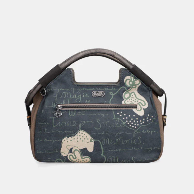 A carteira Bowling Real combina estilo, funcionalidade e um toque artístico único.
Com um design estruturado e alças reforçadas, é perfeita para o dia a dia, oferecendo conforto e praticidade. O seu visual encantador apresenta ilustrações delicadas e detalhes criativos, tornando-a uma peça marcante e versátil.