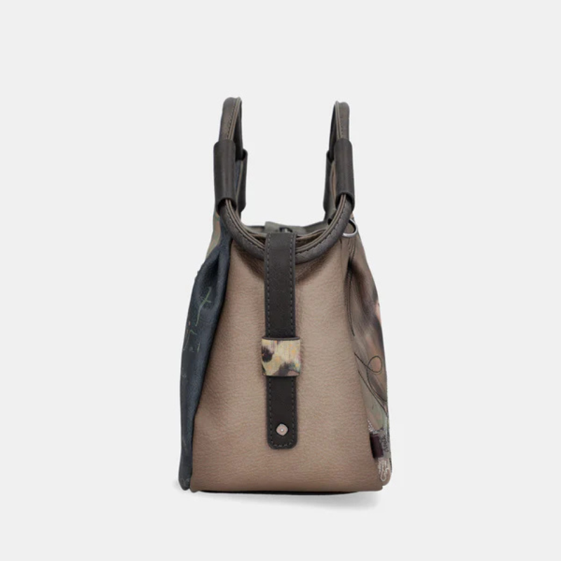 A carteira Bowling Real combina estilo, funcionalidade e um toque artístico único.
Com um design estruturado e alças reforçadas, é perfeita para o dia a dia, oferecendo conforto e praticidade. O seu visual encantador apresenta ilustrações delicadas e detalhes criativos, tornando-a uma peça marcante e versátil.