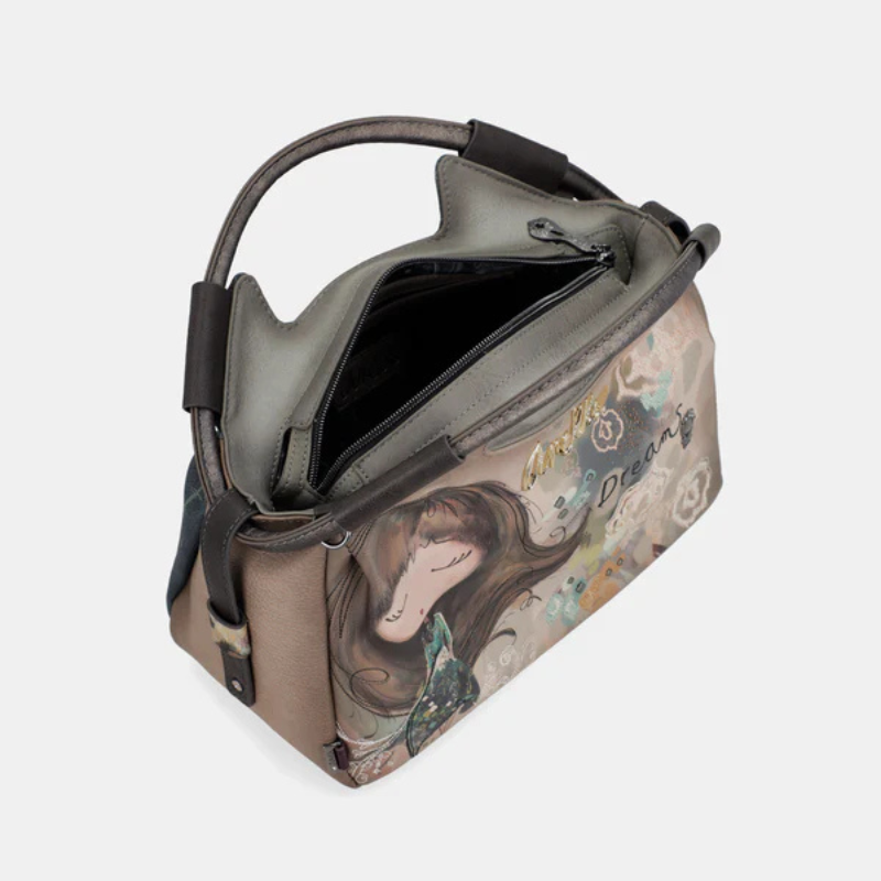 A carteira Bowling Real combina estilo, funcionalidade e um toque artístico único.
Com um design estruturado e alças reforçadas, é perfeita para o dia a dia, oferecendo conforto e praticidade. O seu visual encantador apresenta ilustrações delicadas e detalhes criativos, tornando-a uma peça marcante e versátil.