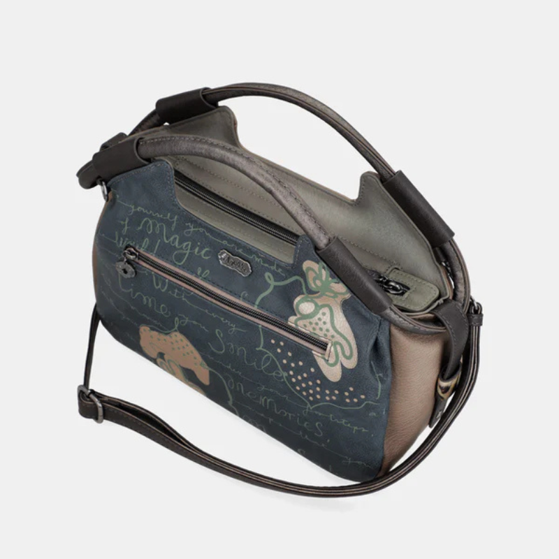 A carteira Bowling Real combina estilo, funcionalidade e um toque artístico único.
Com um design estruturado e alças reforçadas, é perfeita para o dia a dia, oferecendo conforto e praticidade. O seu visual encantador apresenta ilustrações delicadas e detalhes criativos, tornando-a uma peça marcante e versátil.