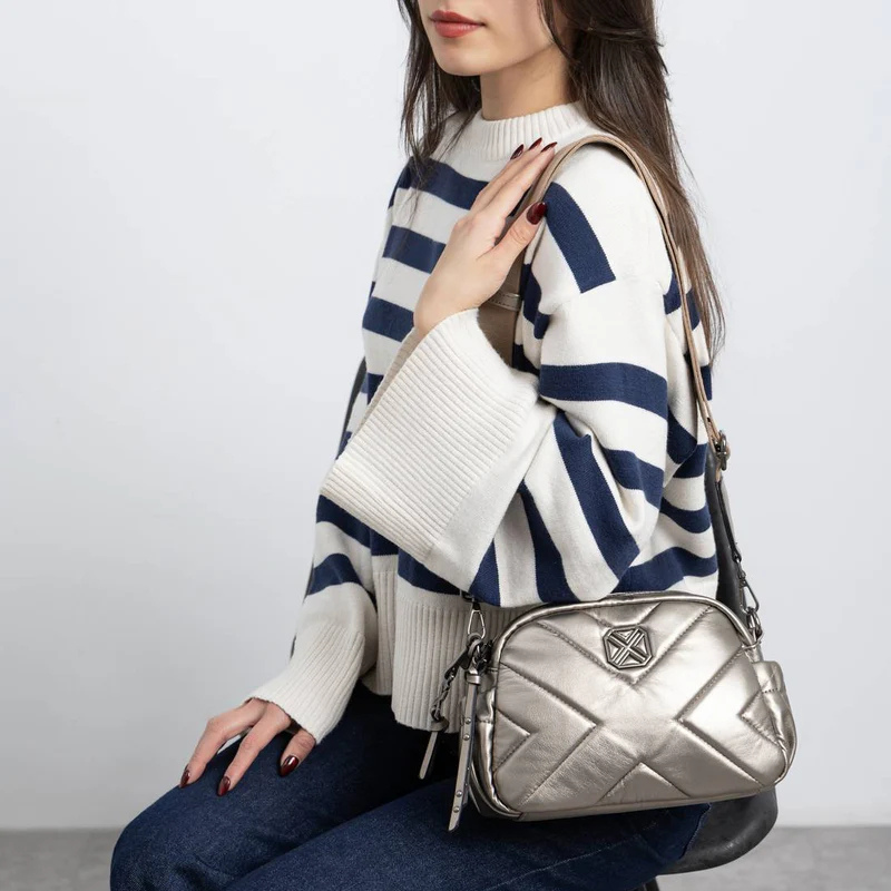 Moderna e sofisticada, esta carteira de ombro é a escolha ideal para quem procura estilo aliado à praticidade.
O seu design acolchoado com padrão geométrico confere-lhe um visual contemporâneo e elegante, perfeito para complementar desde looks casuais até produções mais refinadas.