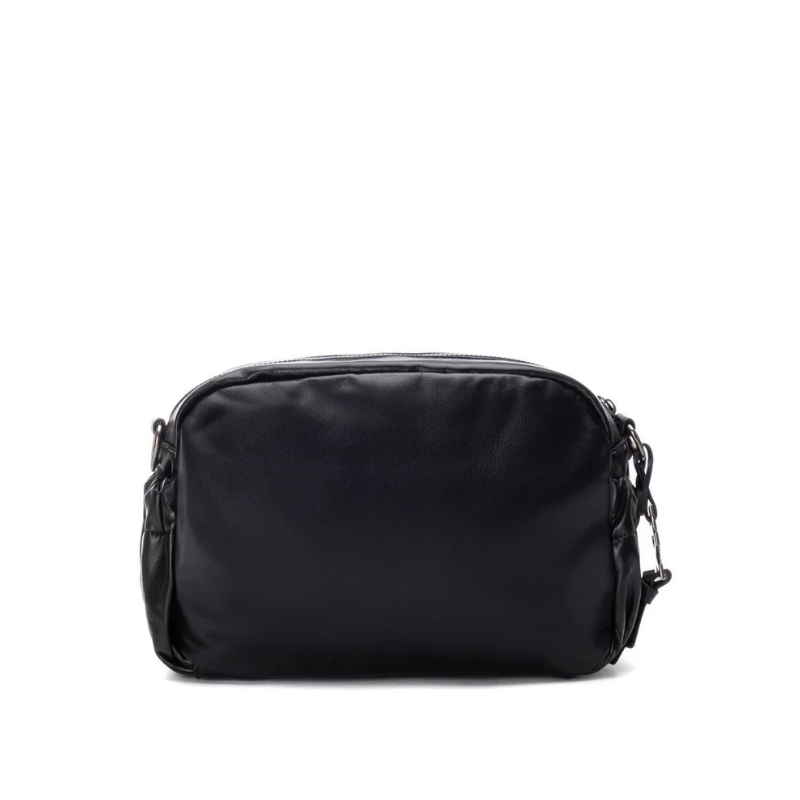 Moderna e sofisticada, esta carteira de ombro é a escolha ideal para quem procura estilo aliado à praticidade.
O seu design acolchoado com padrão geométrico confere-lhe um visual contemporâneo e elegante, perfeito para complementar desde looks casuais até produções mais refinadas.