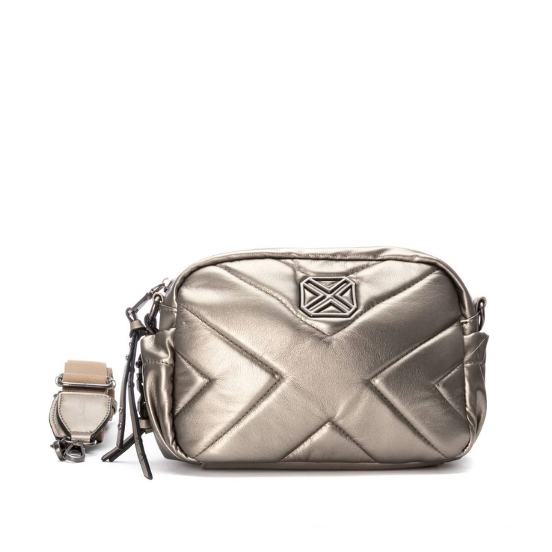 Moderna e sofisticada, esta carteira de ombro é a escolha ideal para quem procura estilo aliado à praticidade.
O seu design acolchoado com padrão geométrico confere-lhe um visual contemporâneo e elegante, perfeito para complementar desde looks casuais até produções mais refinadas.