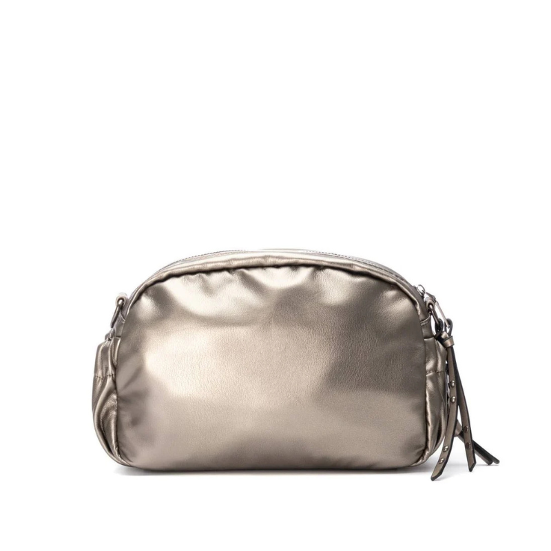 Moderna e sofisticada, esta carteira de ombro é a escolha ideal para quem procura estilo aliado à praticidade.
O seu design acolchoado com padrão geométrico confere-lhe um visual contemporâneo e elegante, perfeito para complementar desde looks casuais até produções mais refinadas.