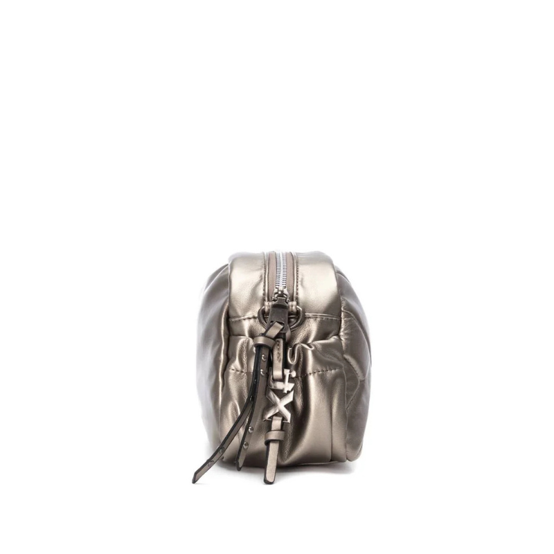 Moderna e sofisticada, esta carteira de ombro é a escolha ideal para quem procura estilo aliado à praticidade.
O seu design acolchoado com padrão geométrico confere-lhe um visual contemporâneo e elegante, perfeito para complementar desde looks casuais até produções mais refinadas.