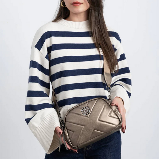 Moderna e sofisticada, esta carteira de ombro é a escolha ideal para quem procura estilo aliado à praticidade.
O seu design acolchoado com padrão geométrico confere-lhe um visual contemporâneo e elegante, perfeito para complementar desde looks casuais até produções mais refinadas.