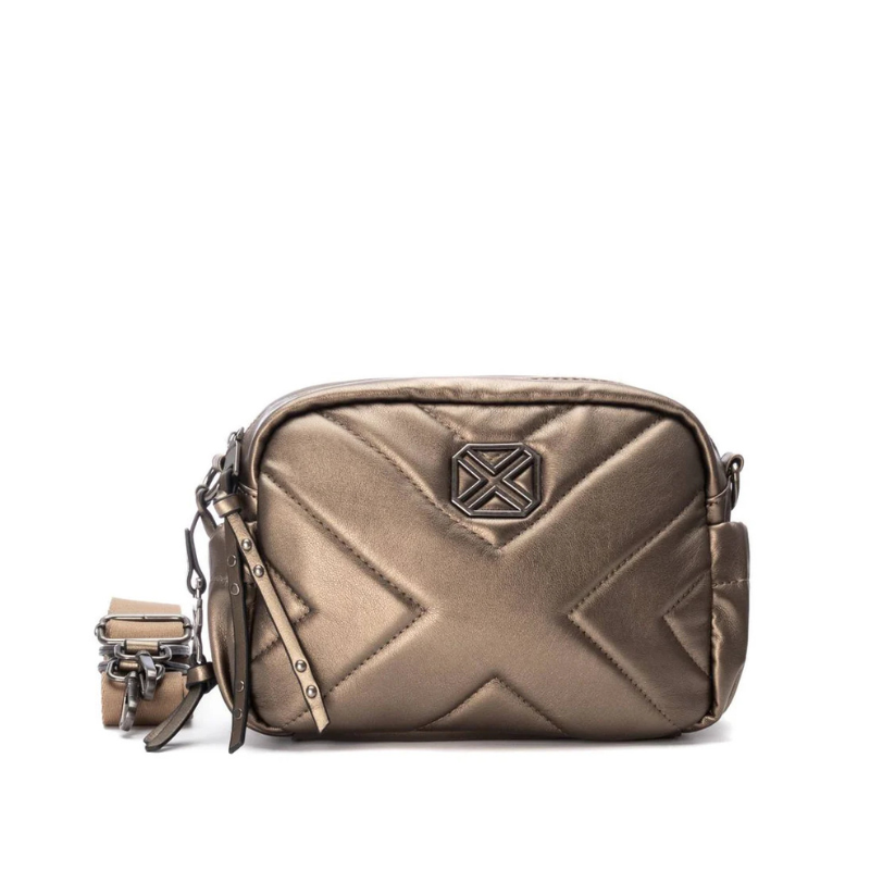 Moderna e sofisticada, esta carteira de ombro é a escolha ideal para quem procura estilo aliado à praticidade.
O seu design acolchoado com padrão geométrico confere-lhe um visual contemporâneo e elegante, perfeito para complementar desde looks casuais até produções mais refinadas.