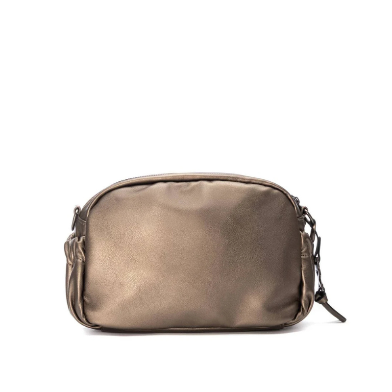 Moderna e sofisticada, esta carteira de ombro é a escolha ideal para quem procura estilo aliado à praticidade.
O seu design acolchoado com padrão geométrico confere-lhe um visual contemporâneo e elegante, perfeito para complementar desde looks casuais até produções mais refinadas.