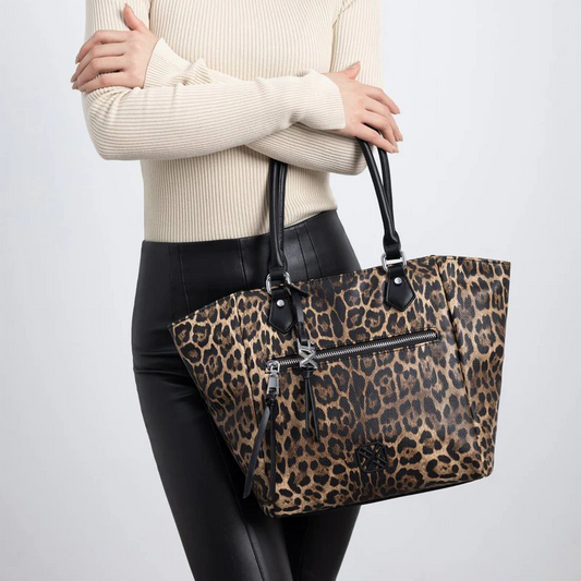 Destaque-se com esta carteira grande de ombro, disponível em duas versões de padrão animal – leopardo e zebra – que adicionam um toque ousado e moderno a qualquer look.
Com um design espaçoso e prático, oferece amplo espaço interior para transportar tudo o que precisa no dia a dia, mantendo a organização com estilo.