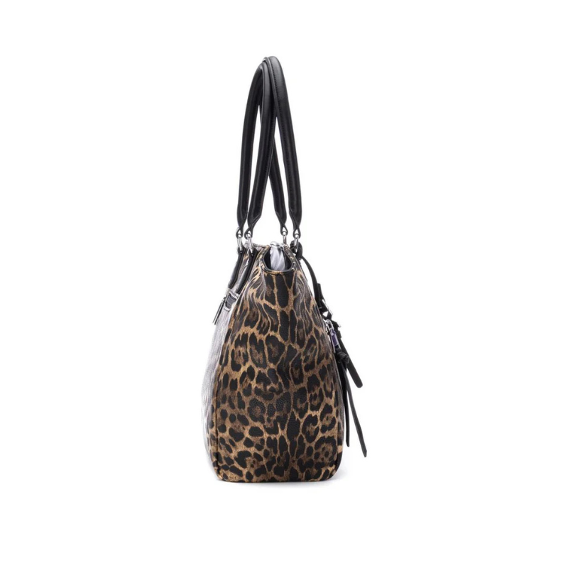 Destaque-se com esta carteira grande de ombro, disponível em duas versões de padrão animal – leopardo e zebra – que adicionam um toque ousado e moderno a qualquer look.
Com um design espaçoso e prático, oferece amplo espaço interior para transportar tudo o que precisa no dia a dia, mantendo a organização com estilo.