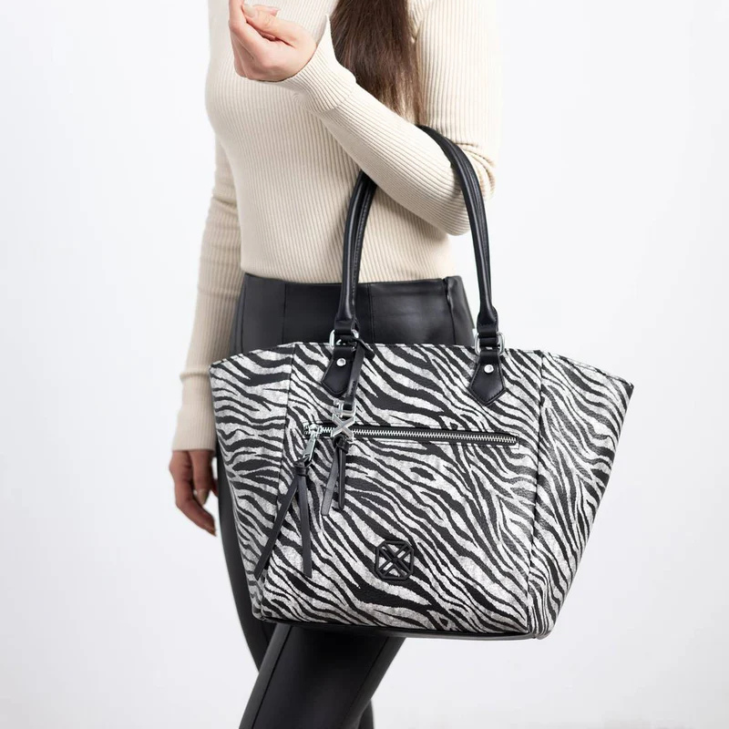 Destaque-se com esta carteira grande de ombro, disponível em duas versões de padrão animal – leopardo e zebra – que adicionam um toque ousado e moderno a qualquer look.
Com um design espaçoso e prático, oferece amplo espaço interior para transportar tudo o que precisa no dia a dia, mantendo a organização com estilo.