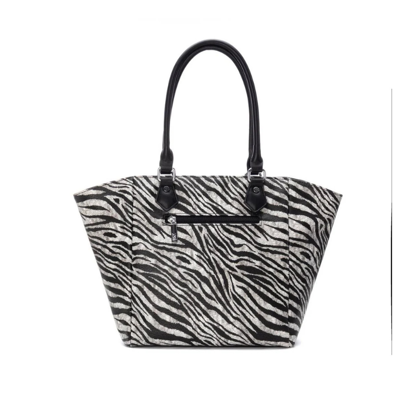 Destaque-se com esta carteira grande de ombro, disponível em duas versões de padrão animal – leopardo e zebra – que adicionam um toque ousado e moderno a qualquer look.
Com um design espaçoso e prático, oferece amplo espaço interior para transportar tudo o que precisa no dia a dia, mantendo a organização com estilo.