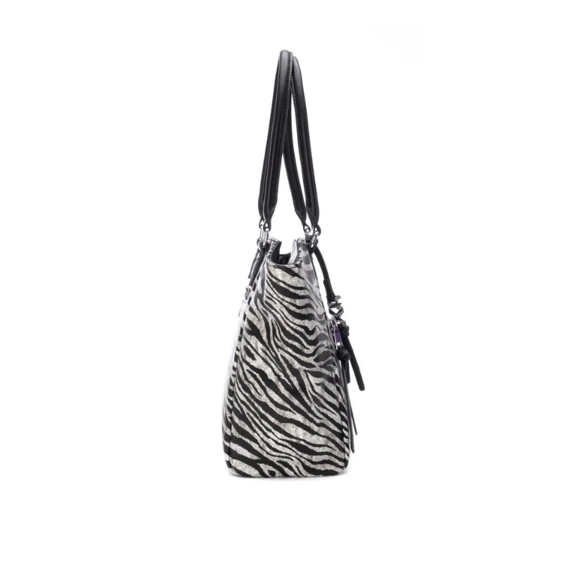 Destaque-se com esta carteira grande de ombro, disponível em duas versões de padrão animal – leopardo e zebra – que adicionam um toque ousado e moderno a qualquer look.
Com um design espaçoso e prático, oferece amplo espaço interior para transportar tudo o que precisa no dia a dia, mantendo a organização com estilo.