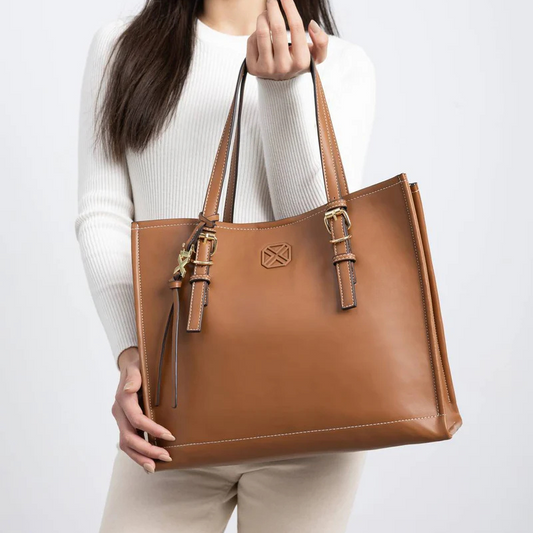 Elegante e prática, esta carteira média de ombro é a escolha perfeita para quem procura sofisticação e funcionalidade no dia a dia.
O seu design minimalista é enriquecido pelos detalhes das fivelas decorativas nas alças e pelo acabamento impecável que transmite modernidade e estilo intemporal.