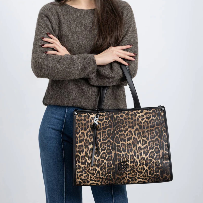 Elegante e ousada, esta carteira de ombro com padrão animal print é perfeita para mulheres que gostam de destacar o seu estilo.
O design estruturado garante praticidade no dia a dia, oferecendo espaço generoso para transportar todos os essenciais, sem perder o charme.